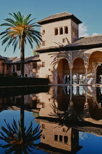 Patio de l’Alhambra à Grenade, où l’architecture nasride se reflète dans les bassins d’eau au cœur des palais mauresques.