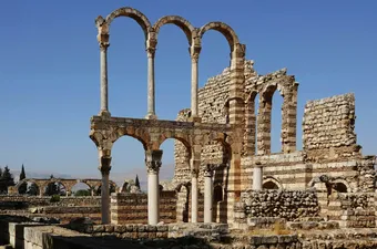 The archaeological site of Anjar features well-preserved Umayyad-era remains, including stone arches, columns, and walls. Listed as a UNESCO World Heritage Site, Anjar showcases early Islamic urban planning influenced by Roman and Byzantine traditions.