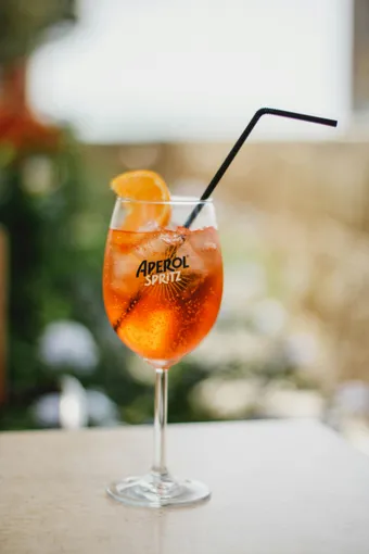 The Aperol Spritz has become a symbol of the Italian dolce vita, a light and refreshing cocktail enjoyed especially at sunset. Often served on outdoor terraces, it pairs perfectly with relaxed aperitivo gatherings. Its balance of gentle bitterness and sparkling freshness makes it an iconic drink of Italian summer evenings.
