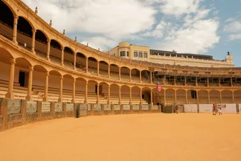 Arènes de Ronda, l’une des plus anciennes et des plus emblématiques d’Espagne. Inaugurée en 1785, cette plaza de toros est considérée comme un lieu majeur de l’histoire de la corrida et témoigne de l’importance de la tauromachie dans la tradition culturelle espagnole.