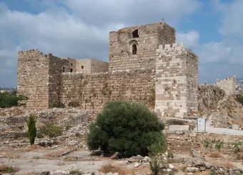 The Byblos Castle overlooks the old town and harbor, offering panoramic views of the Mediterranean Sea. Built during the Crusader period, it reflects the many civilizations that shaped Byblos.