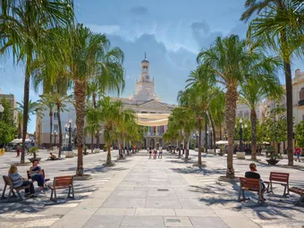 Plaza de San Juan de Dios à Cadix, place centrale bordée de palmiers face à l’hôtel de ville. Elle occupait déjà une place majeure au Moyen Âge, lorsqu’elle était la principale place de la ville sous le nom de Plaza del Remedio.