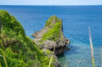 Cape Maeda is an iconic coastal site in Okinawa, known for its limestone cliffs dropping into deep blue waters and the famous Blue Cave. Popular for diving and snorkeling, it offers excellent visibility and rich marine life, suitable for both beginners and experienced divers.