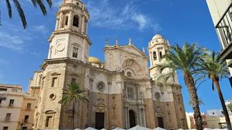 La cathédrale de Cadix, reconnaissable à son dôme doré, domine la vieille ville et témoigne de la prospérité maritime de la ville au XVIIIᵉ siècle.
