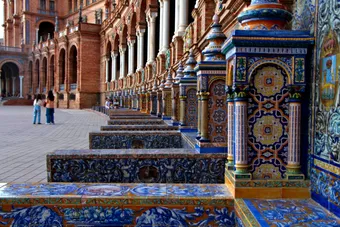 Céramiques colorées de la Plaza de España à Séville, reflet du savoir-faire artistique et de la tradition andalouse.