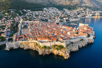 Dubrovnik, surnommée la « Perle de l’Adriatique », est une cité fortifiée classée à l’UNESCO, dont les remparts médiévaux témoignent de la puissance passée de la République de Raguse. Bordée par des falaises calcaires et une mer d’un bleu profond, la ville allie un patrimoine historique exceptionnel à un cadre naturel spectaculaire.
