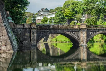 The famous bridge of the Jardin impérial de Tokyo offers a peaceful view over the moat and surrounding greenery. It reflects the elegance and calm at the heart of Japan’s capital.