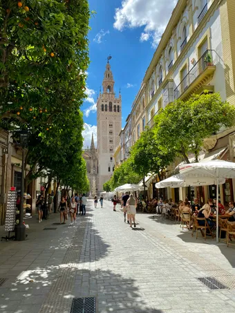 La Giralda, ancien minaret devenu clocher de la cathédrale, s’élève au-dessus de la ville avec son architecture mêlant influences mauresques et renaissance sous un ciel lumineux.