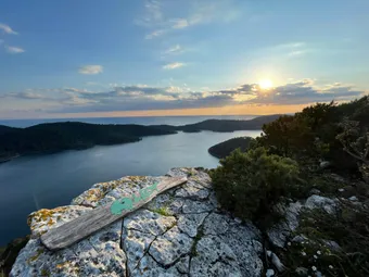 Panoramic view over Mljet National Park, a well-preserved island covered with pine forests and fringed by wild coves, often regarded as one of the greenest islands in the Adriatic. Steeped in legend—most notably that of Odysseus—Mljet is now a symbol of unspoiled nature and tranquility, protected for its exceptional biodiversity.