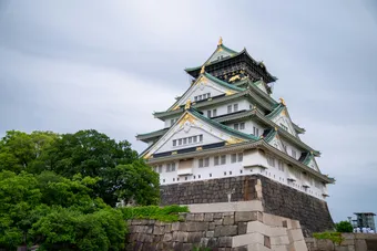 Osaka Castle is an iconic castle surrounded by stone walls and large gardens. It represents samurai history and offers impressive views over the city.