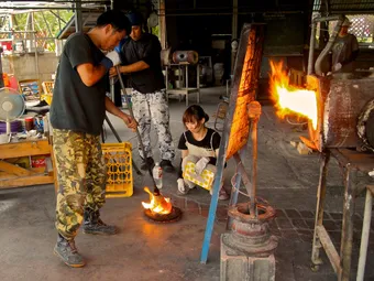 The pottery village of Yomitan is renowned for preserving traditional Okinawan ceramics, with many workshops where artisans shape and fire their pieces on site. Set in a peaceful environment, it offers an authentic immersion into local craftsmanship and the simple, warm aesthetic of Ryukyu pottery.