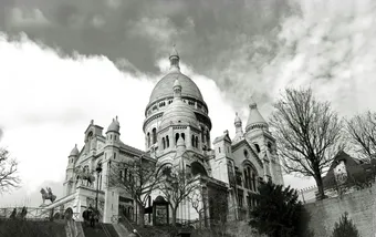 Black and white photograph of the Sacre-Cœur Basilica in Paris, highlighting its architectural grandeur.