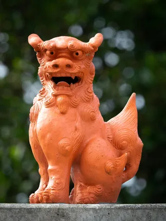 Shisa are traditional Okinawan statues inspired by lions, placed on rooftops or at the entrance of homes to protect residents from evil spirits. They are symbols of good luck and protection and hold an important place in local culture and beliefs.