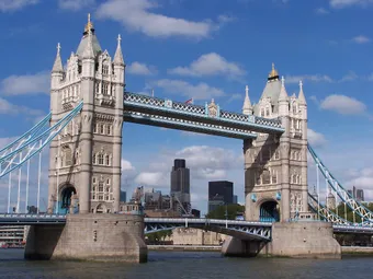 Tower Bridge is one of London’s most iconic landmarks, a bascule bridge combining neo-Gothic architecture with impressive engineering.It offers stunning views over the River Thames and beautifully links the city’s historic past with its modern life.