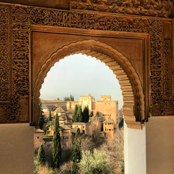 L'Alhambra (dont la forme arabe complète était Qalat al-Hamra) est un ensemble palatial et une forteresse situés à Grenade, en Andalousie, en Espagne. Elle a été initialement construite comme une petite forteresse en 889 apr. J.-C. sur les vestiges de fortifications romaines, puis largement ignorée jusqu'à ce que ses ruines soient rénovées et reconstruites au milieu du XIIIe siècle par l'émir nasride Mohammed ben Al-Ahmar de l'émirat de Grenade, qui y fit édifier son palais et ses remparts actuels. Elle a été transformée en palais royal en 1333 par Yusuf Ier, sultan de Grenade.