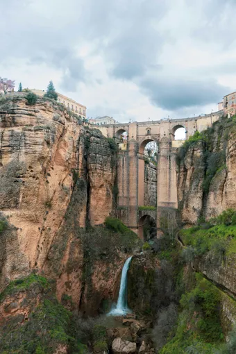 Le Puente Nuevo de Ronda enjambe le spectaculaire ravin du Tajo, reliant les deux parties historiques de la ville.